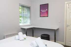 Lovely One-bedroom Serviced Apartment in Eccles