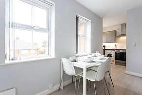 Lovely One-bedroom Serviced Apartment in Eccles