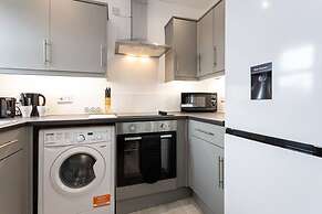 Lovely One-bedroom Serviced Apartment in Eccles
