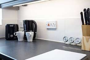 Lovely One-bedroom Serviced Apartment in Eccles