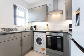 Lovely One-bedroom Serviced Apartment in Eccles