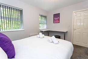 Lovely One-bedroom Serviced Apartment in Eccles