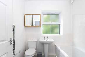 Lovely One-bedroom Serviced Apartment in Eccles