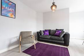 Lovely One-bedroom Serviced Apartment in Eccles
