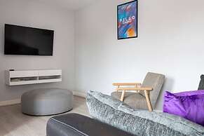 Lovely One-bedroom Serviced Apartment in Eccles