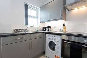 Lovely One-bedroom Serviced Apartment in Eccles