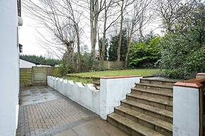 Spacious House With Parking Near Heaton Park