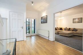 Spacious House With Parking Near Heaton Park