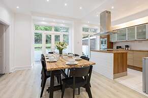 Spacious House With Parking Near Heaton Park