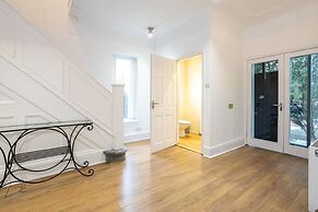 Spacious House With Parking Near Heaton Park