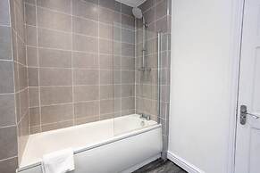 Spacious House With Parking Near Heaton Park