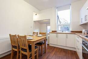 Spacious Cosy 2 Bedroom House by Bridgewater Canal