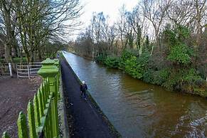Spacious Cosy 2 Bedroom House by Bridgewater Canal