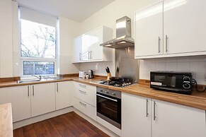 Spacious Cosy 2 Bedroom House by Bridgewater Canal