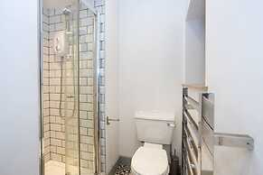 Unique 1 Bedroom Apartment by Pillo Rooms