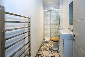 Spacious, Apartment Close to Manchester City Centre By Pillo Rooms