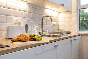 Spacious, Apartment Close to Manchester City Centre By Pillo Rooms