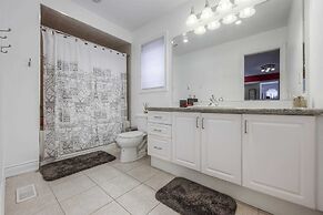 Luxury Retreat Modern Spacious 4 Bedroom Home