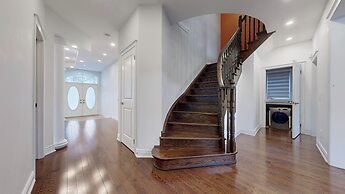 Luxury Retreat Modern Spacious 4 Bedroom Home