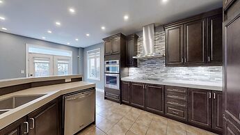 Luxury Retreat Modern Spacious 4 Bedroom Home