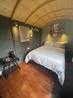 Enchanted Cabin Retreat in Sibford Gower