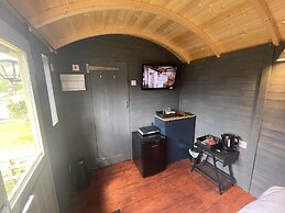 Enchanted Cabin Retreat in Sibford Gower