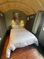 Enchanted Cabin Retreat in Sibford Gower