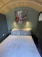 Enchanted Cabin Retreat in Sibford Gower