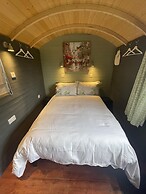 Enchanted Cabin Retreat in Sibford Gower