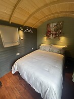 Enchanted Cabin Retreat in Sibford Gower