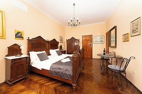 Amoret Apartments