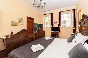 Amoret Apartments