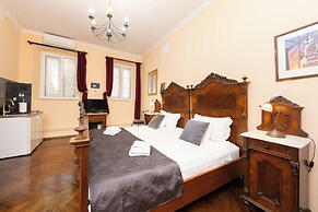 Amoret Apartments