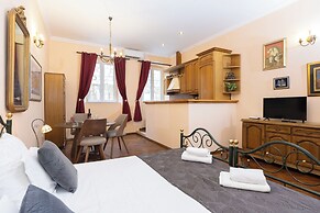 Amoret Apartments