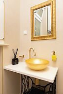 Amoret Apartments