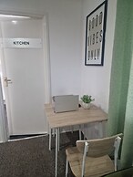 Birmingham Luxury House - Modern Retreat