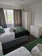 Birmingham Luxury House - Modern Retreat