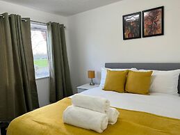 Birmingham Luxury House - Modern Retreat