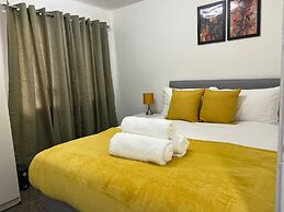 Birmingham Luxury House - Modern Retreat