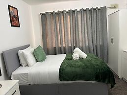 Birmingham Luxury House - Modern Retreat