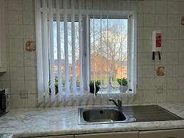 Birmingham Luxury House - Modern Retreat