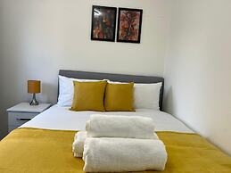 Birmingham Luxury House - Modern Retreat