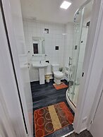 Birmingham Luxury House - Modern Retreat