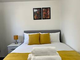 Birmingham Luxury House - Modern Retreat