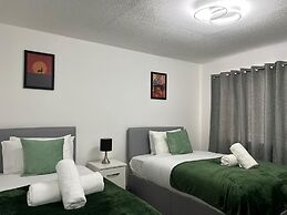 Birmingham Luxury House - Modern Retreat