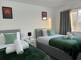 Birmingham Luxury House - Modern Retreat