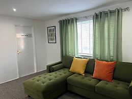 Birmingham Luxury House - Modern Retreat