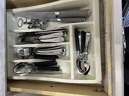 Birmingham Luxury House - Modern Retreat