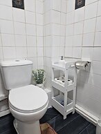 Birmingham Luxury House - Modern Retreat