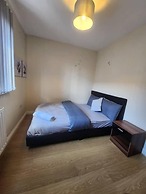 Beautiful 4 Bedroom Home With Parking by Lakeside